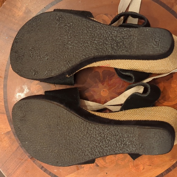 'Torrid' brand wedge sandals with leg ties.      Size 9 - Picture 5 of 8